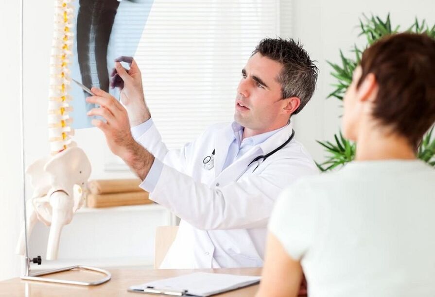 Der Arzt untersucht eine Röntgenaufnahme, um eine thorakale Osteochondrose zu diagnostizieren.